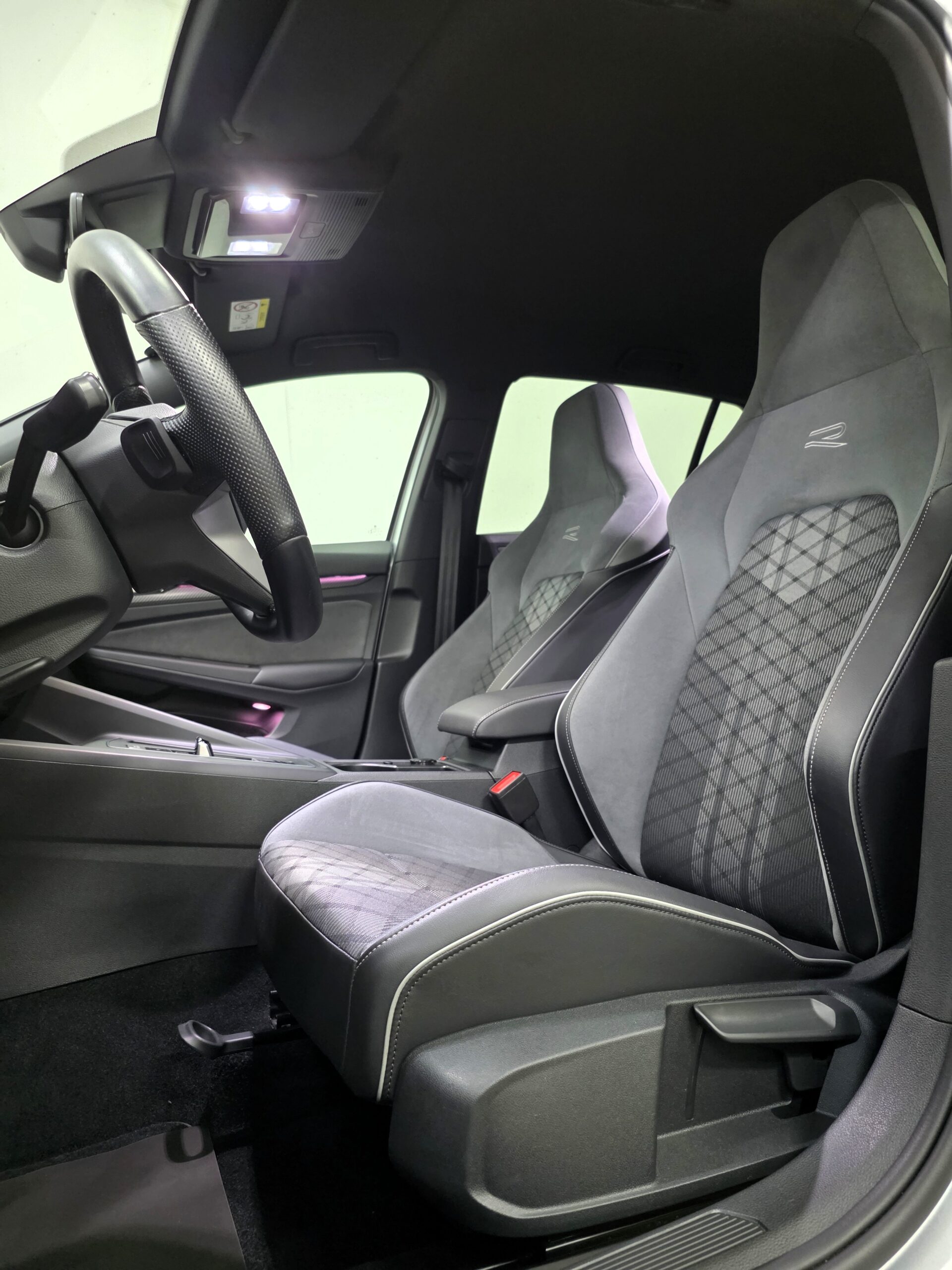 
								VW Golf 2,0 TDI*R-Line*DSG*Matrix LED*Harman/Kardon Limousine full									