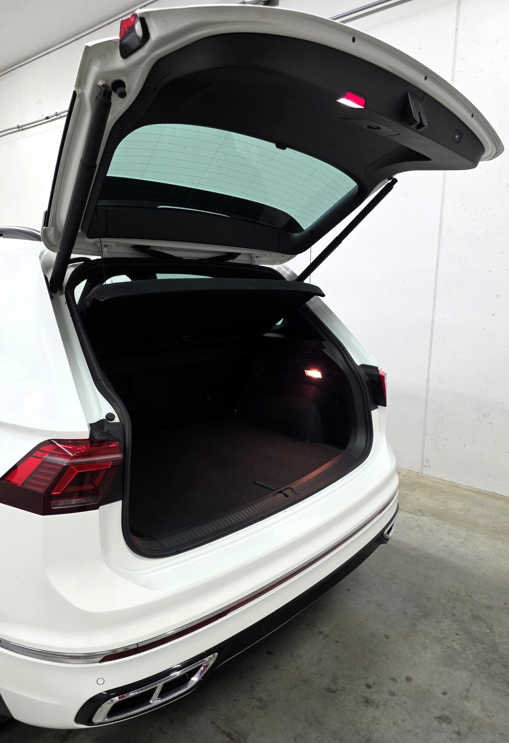 VW Tiguan 1,4 TSI eHybrid R-Line IQ.Light Matrix LED Panoramadach SUV / Geländewagen