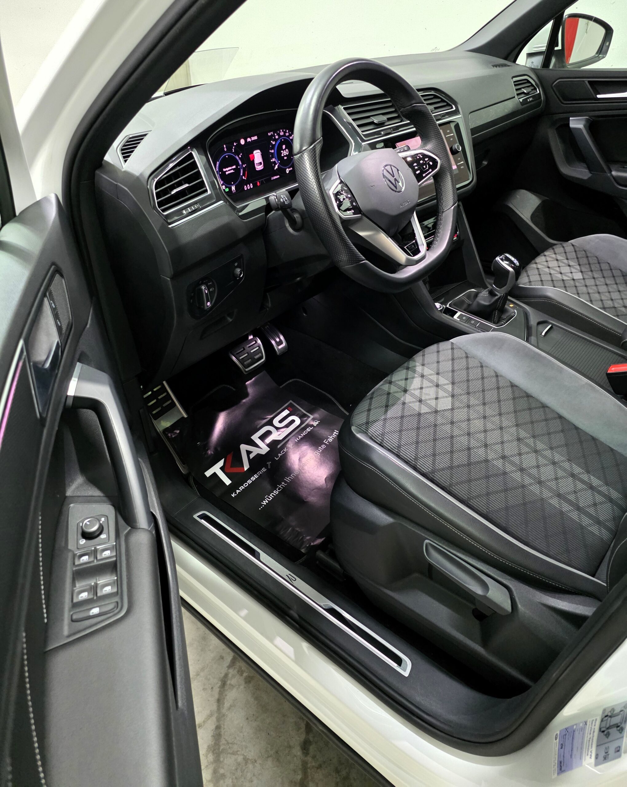 
								VW Tiguan 1,4 TSI eHybrid R-Line IQ.Light Matrix LED Panoramadach SUV / Geländewagen full									