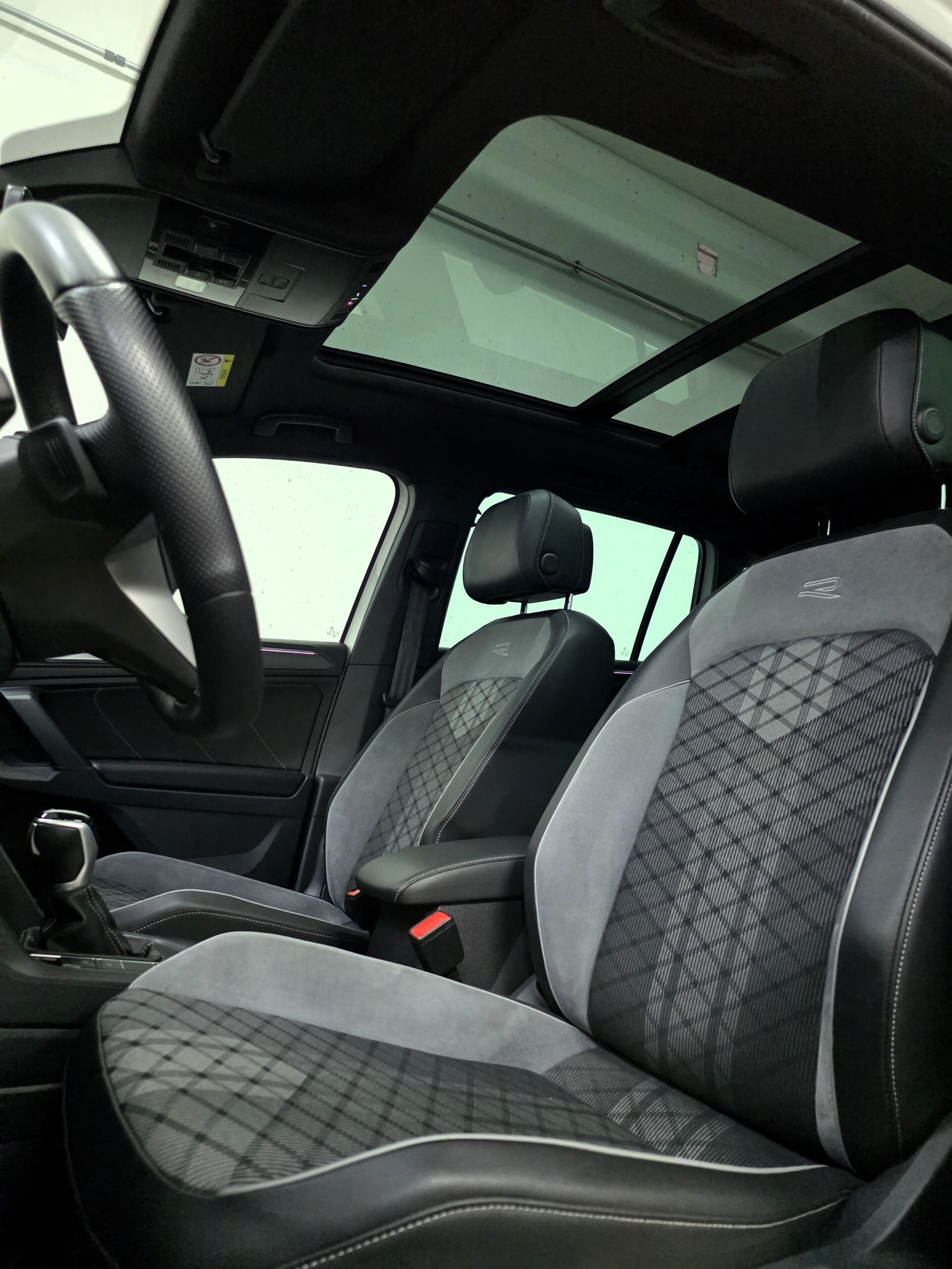 
								VW Tiguan 1,4 TSI eHybrid R-Line IQ.Light Matrix LED Panoramadach SUV / Geländewagen full									