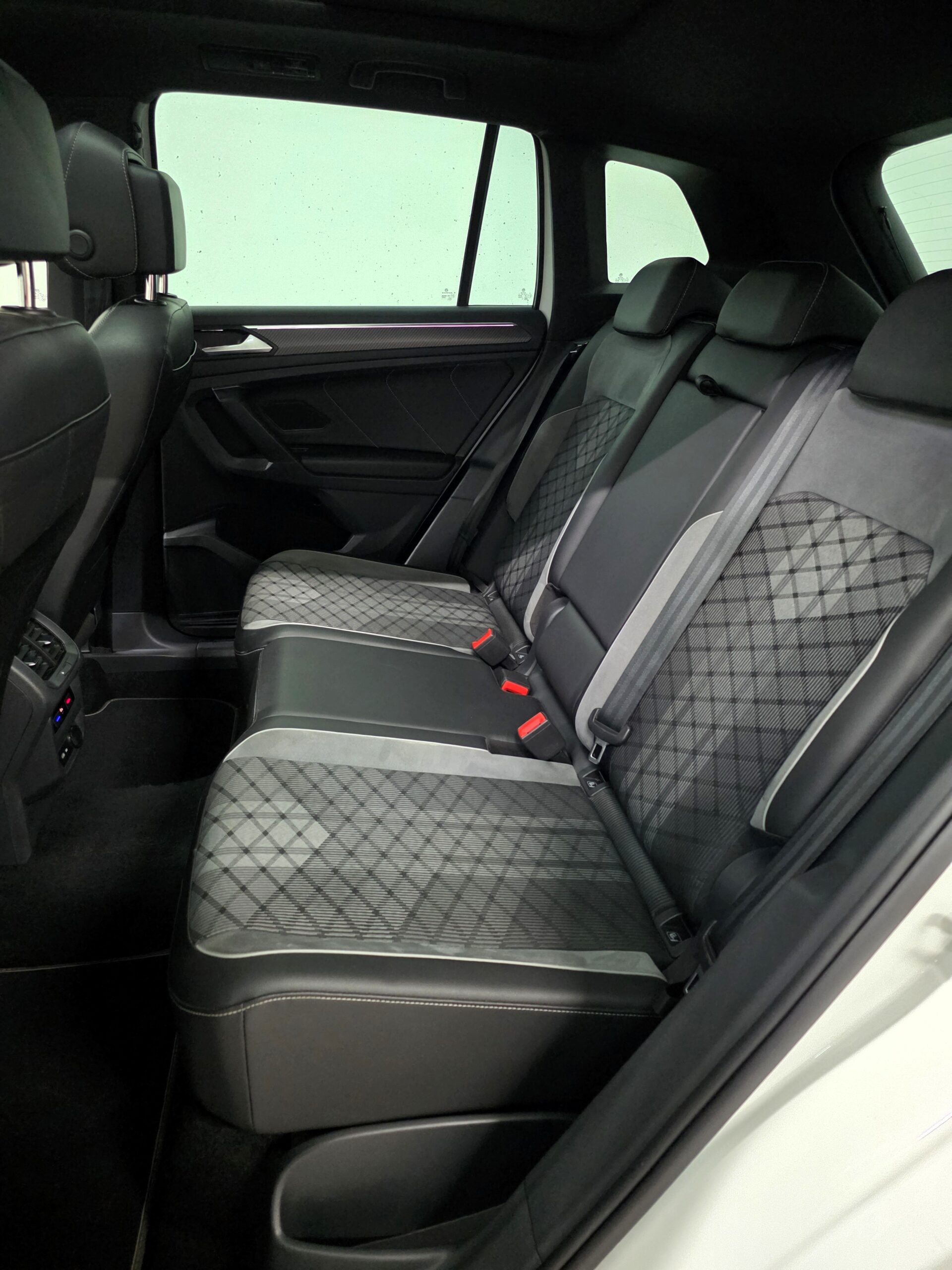 
								VW Tiguan 1,4 TSI eHybrid R-Line IQ.Light Matrix LED Panoramadach SUV / Geländewagen full									