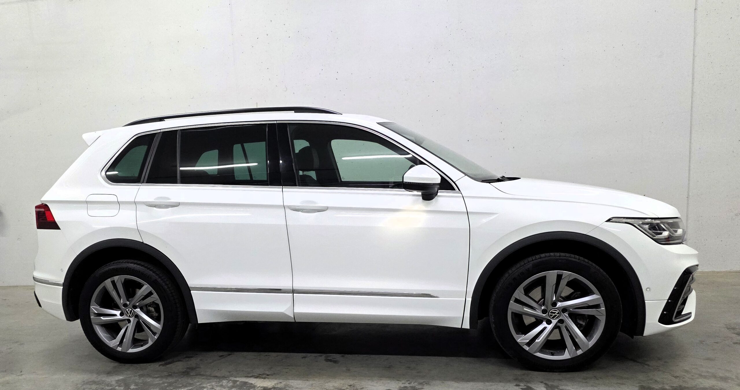 
								VW Tiguan 1,4 TSI eHybrid R-Line IQ.Light Matrix LED Panoramadach SUV / Geländewagen full									