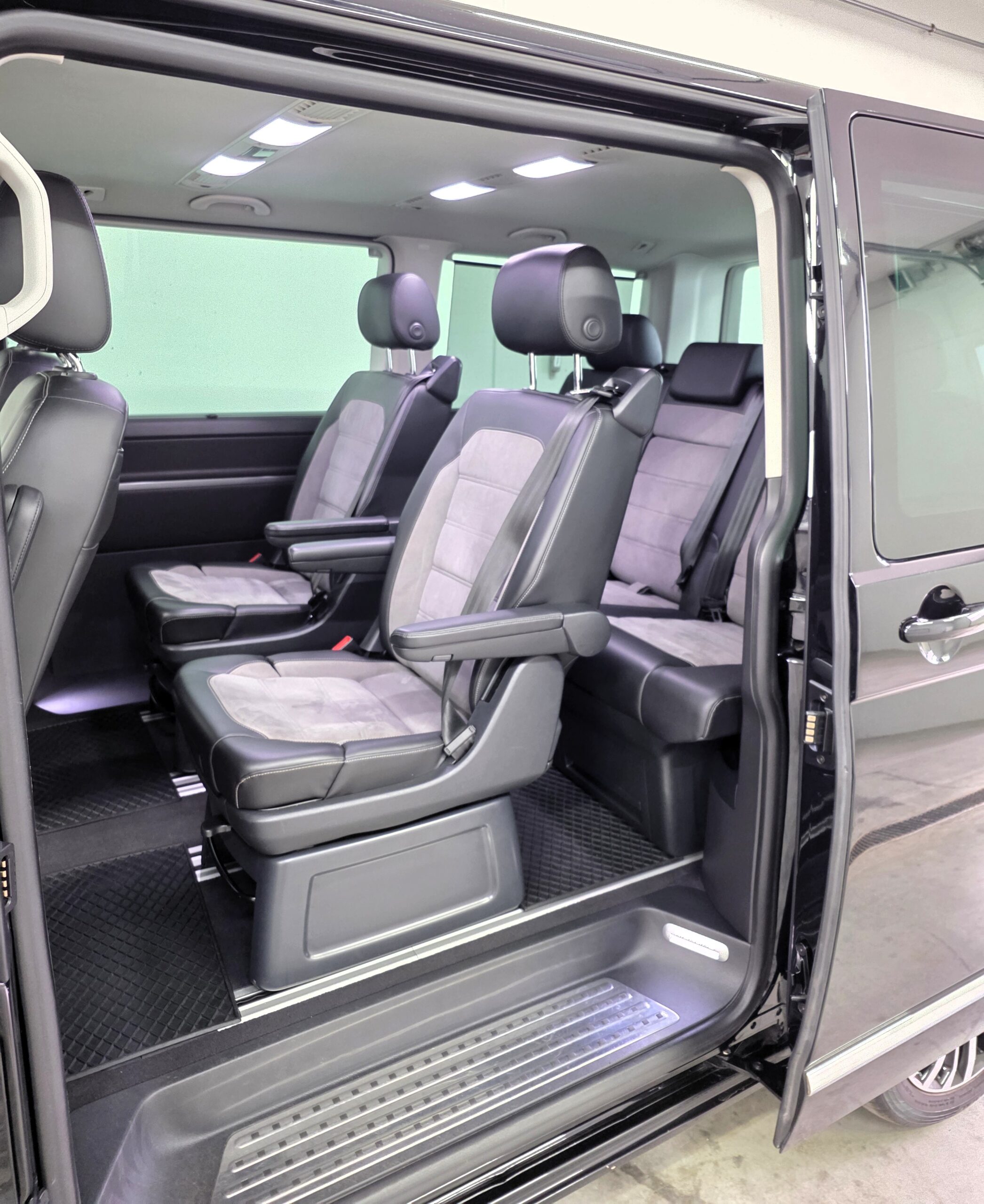 
								Volkswagen T6.1 Multivan Highline 2,0 TDI 4Motion DSG full									