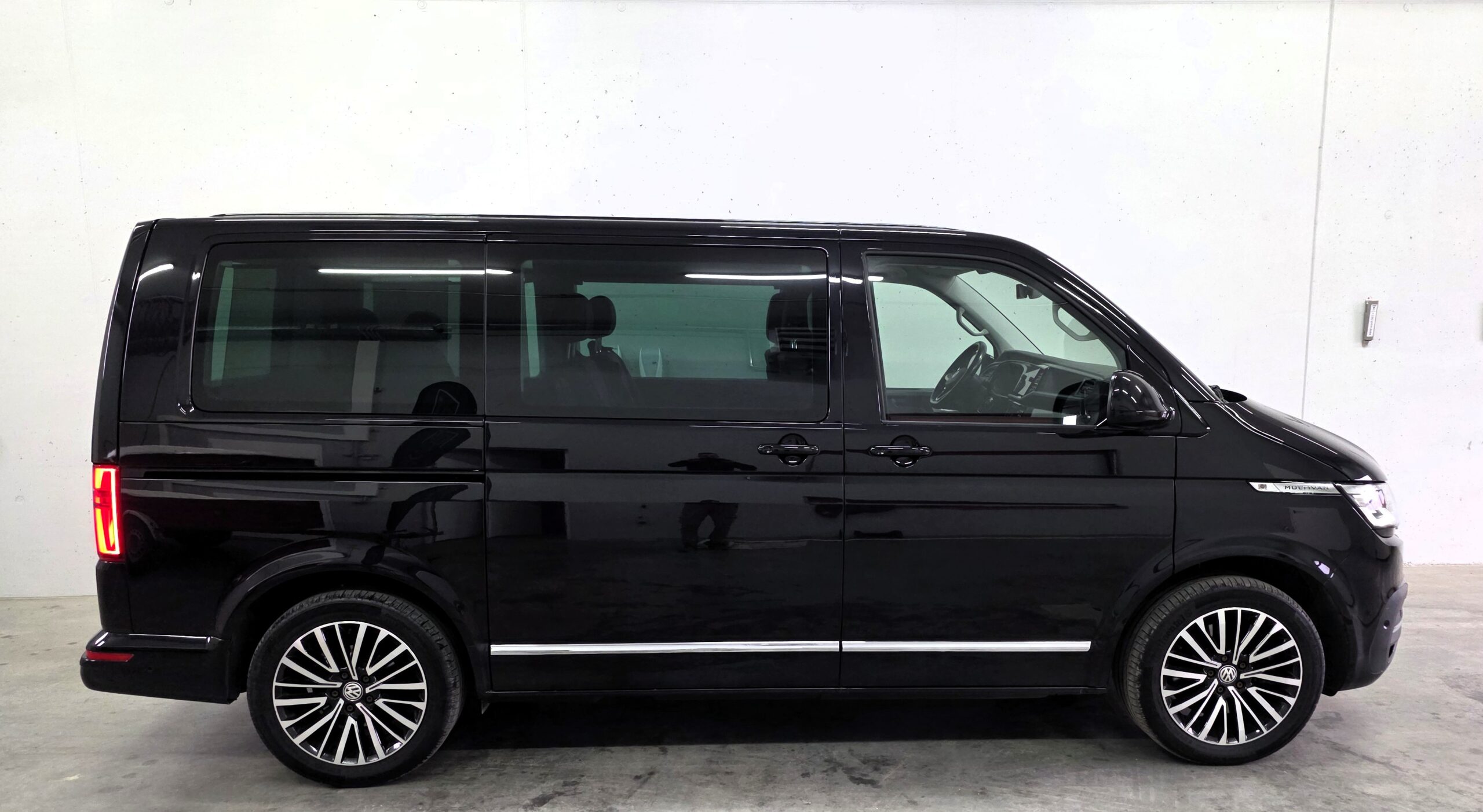 
								Volkswagen T6.1 Multivan Highline 2,0 TDI 4Motion DSG full									