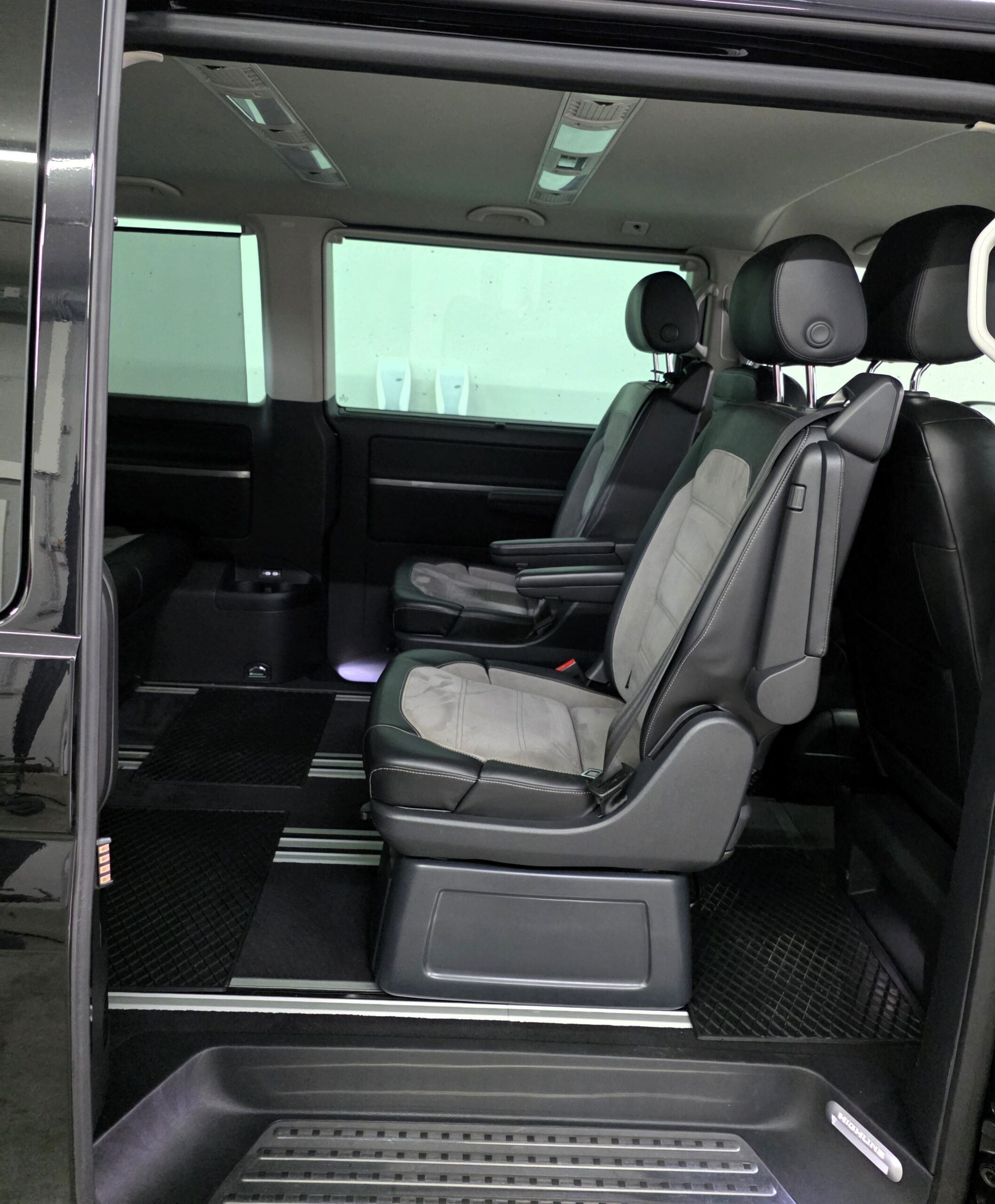 
								Volkswagen T6.1 Multivan Highline 2,0 TDI 4Motion DSG full									