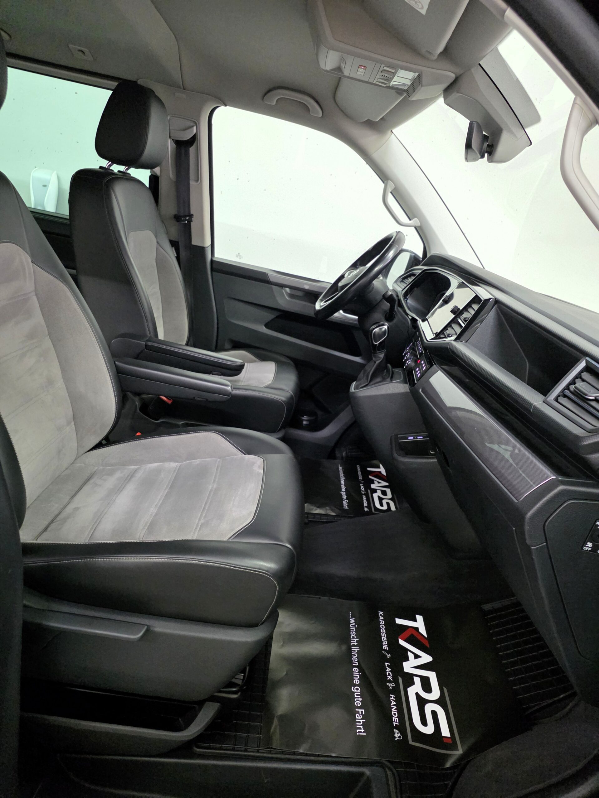
								Volkswagen T6.1 Multivan Highline 2,0 TDI 4Motion DSG full									
