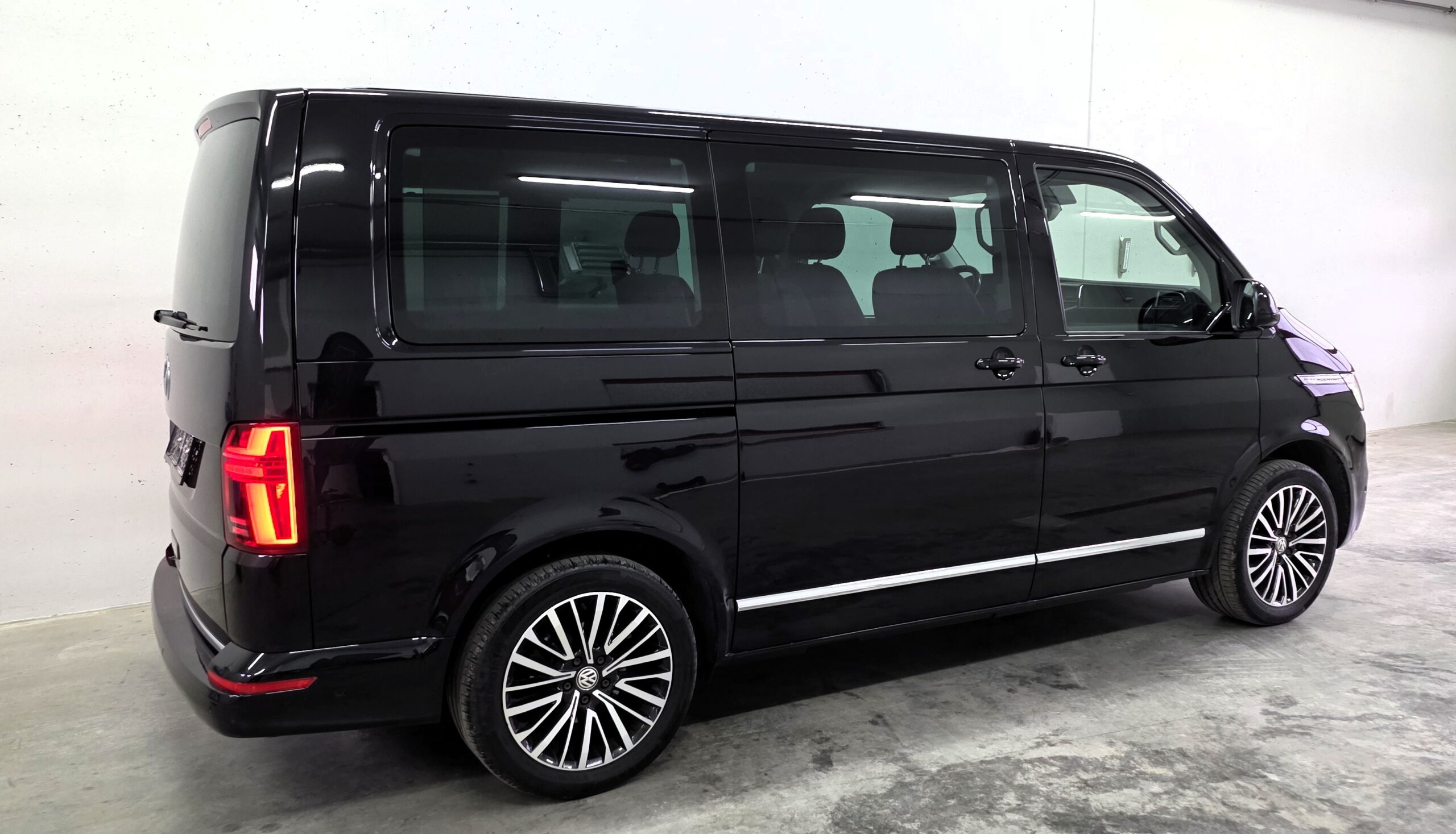 
								Volkswagen T6.1 Multivan Highline 2,0 TDI 4Motion DSG full									