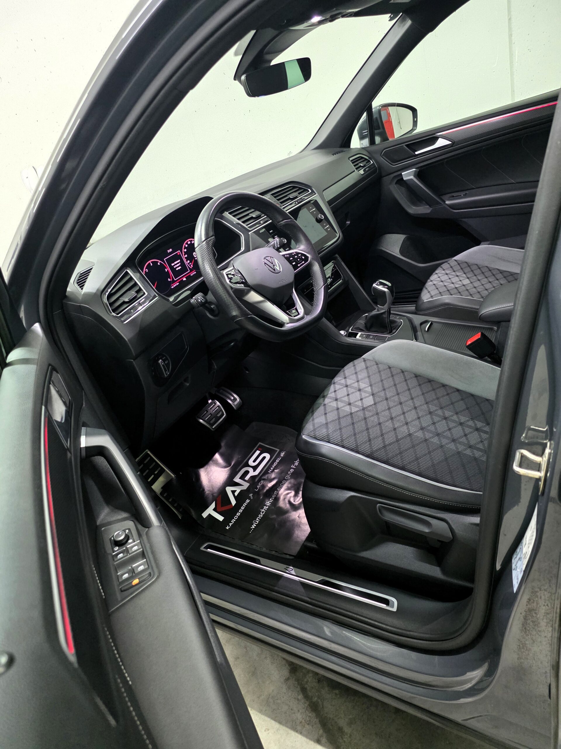 
								Volkswagen Tiguan R-line Delfingrau Metallic full									