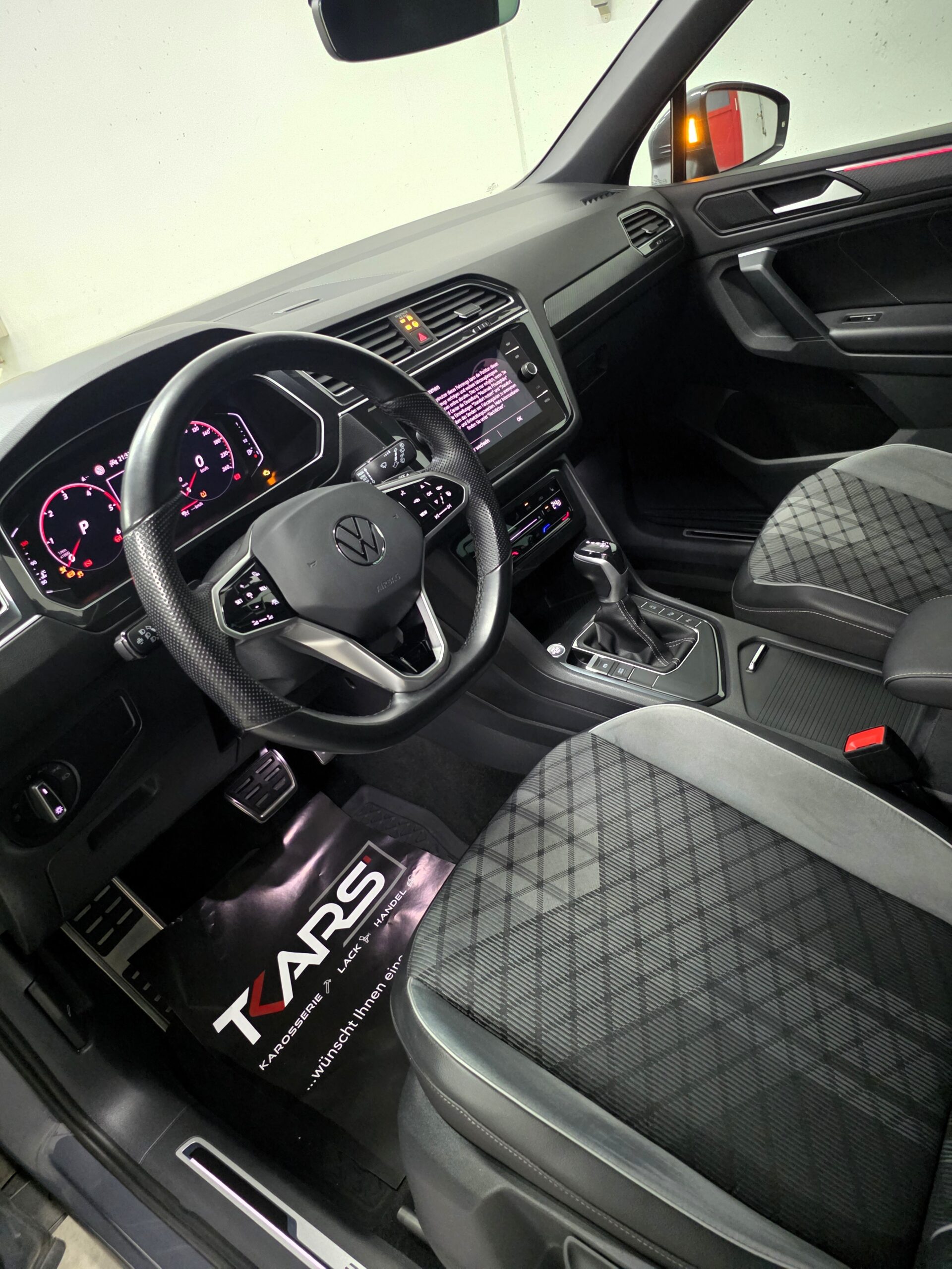 
								Volkswagen Tiguan R-line Delfingrau Metallic full									