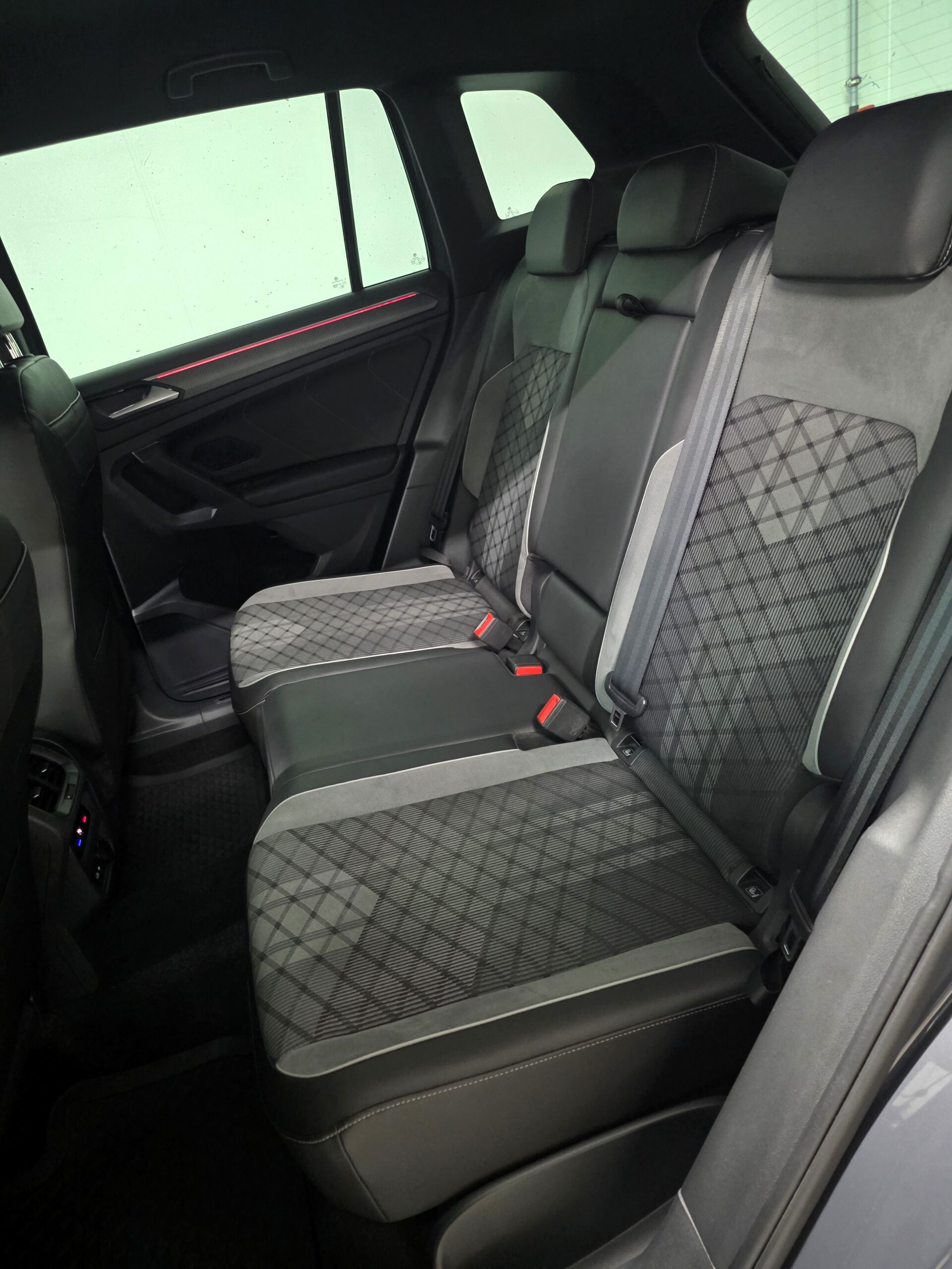 
								Volkswagen Tiguan R-line Delfingrau Metallic full									