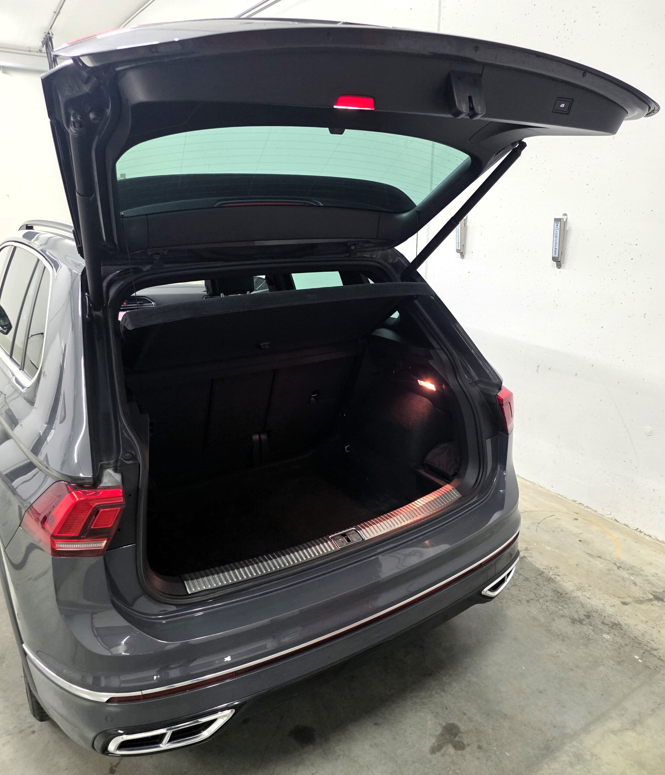 
								Volkswagen Tiguan R-line Delfingrau Metallic full									