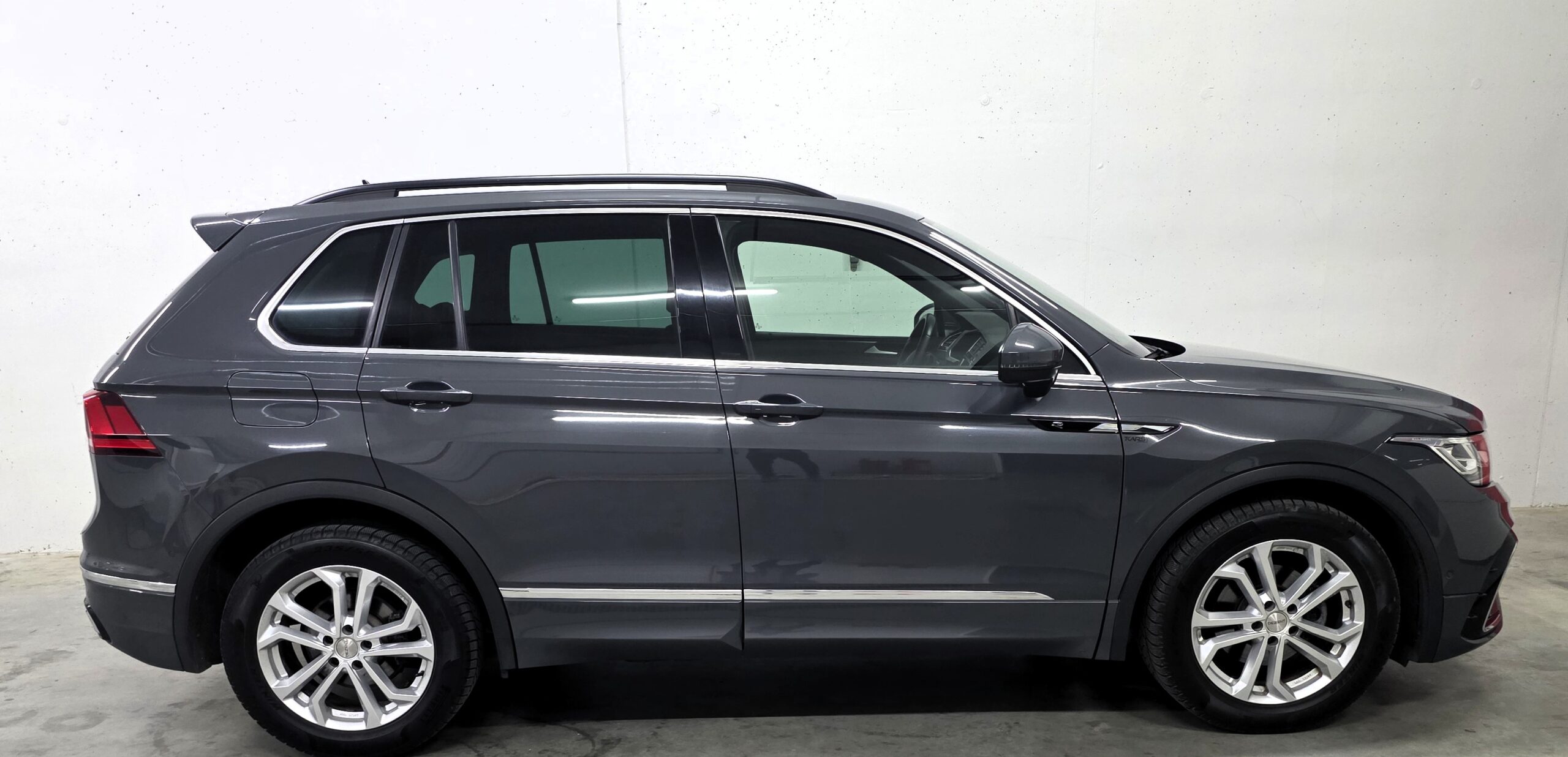 
								Volkswagen Tiguan R-line Delfingrau Metallic full									