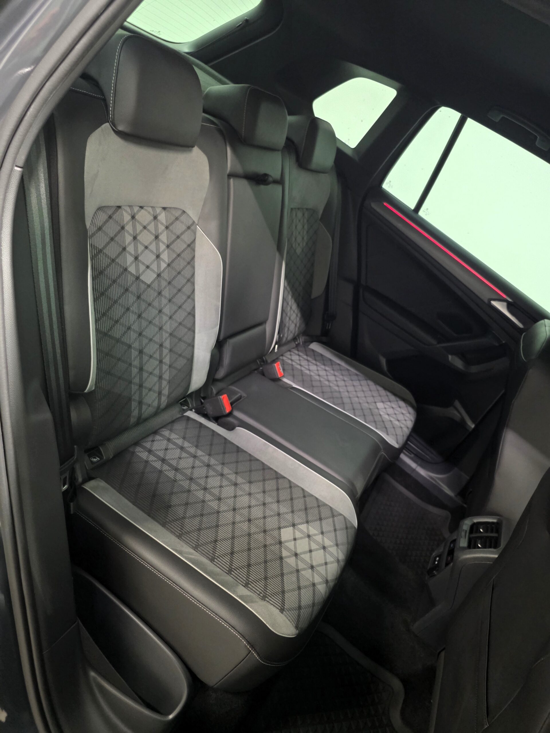 
								Volkswagen Tiguan R-line Delfingrau Metallic full									