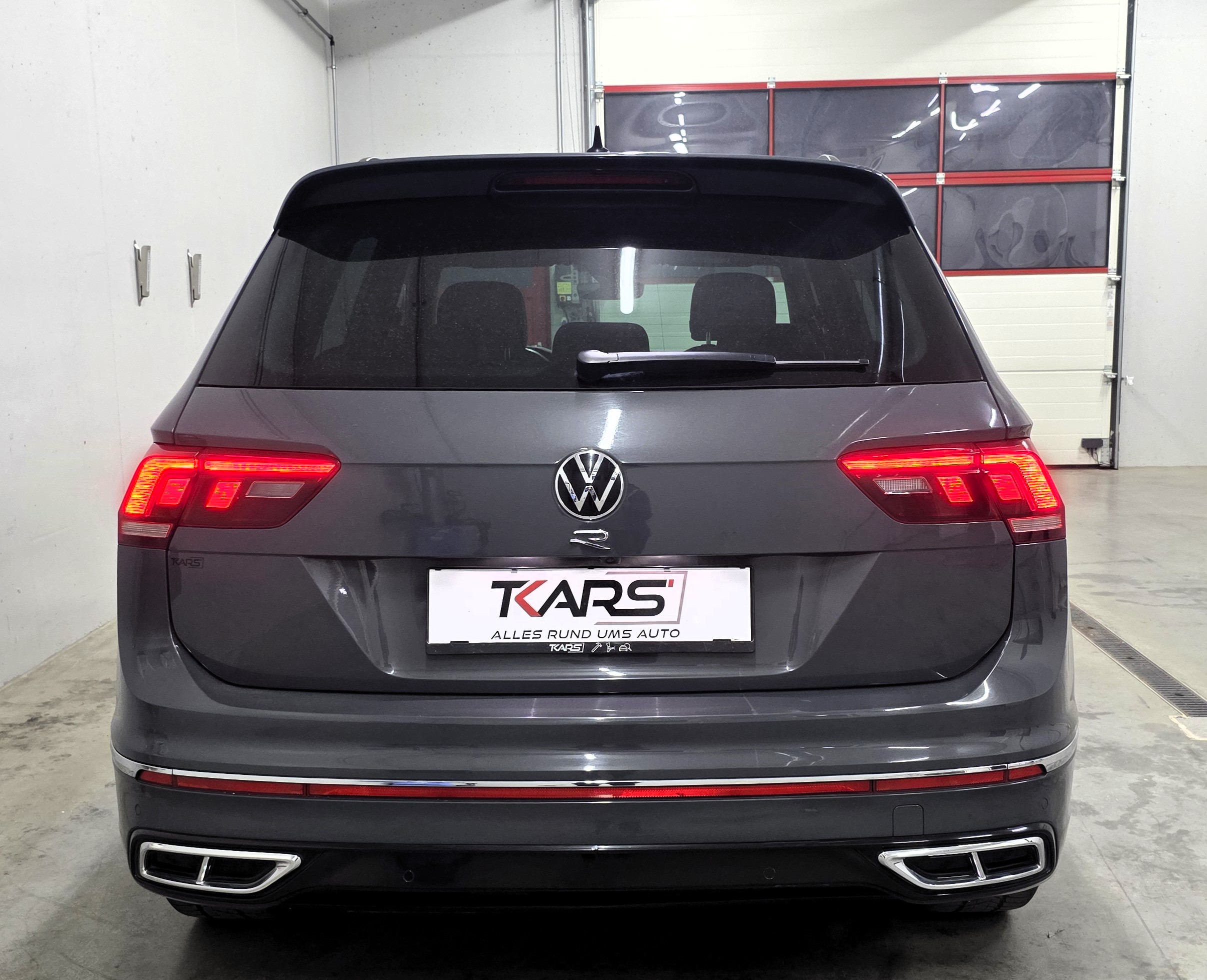 
								Volkswagen Tiguan R-line Delfingrau Metallic full									